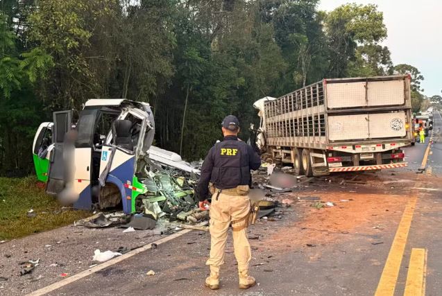 Acidente com micro-ônibus no interior do Paraná deixa 23 mortos e cinco feridos