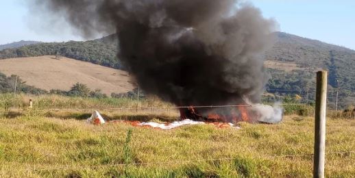 Avião monomotor cai e pega fogo em Minas Gerais