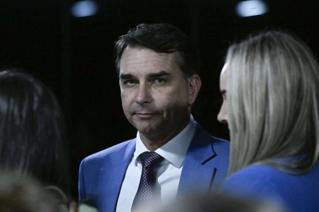 Nunes Marques cancela filiação de Flávio Bolsonaro ao Missão e mantém senador no PL