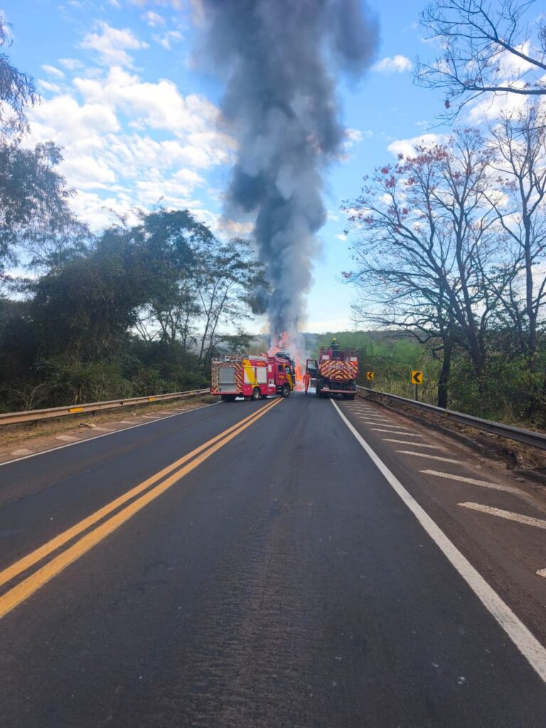 Incêndio destrói carreta-cegonha carregada com carros elétricos e híbridos em Mineiros