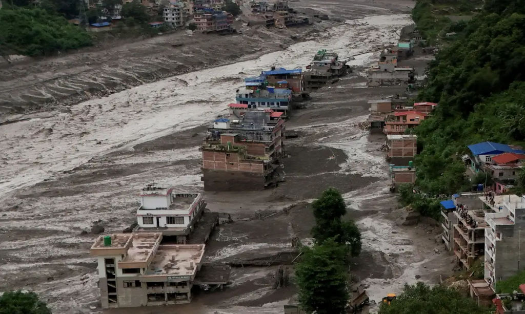 Nepal e Tibete buscam mais de 1,3 mil desaparecidos um dia após enchentes que mataram mais de 360 pessoas