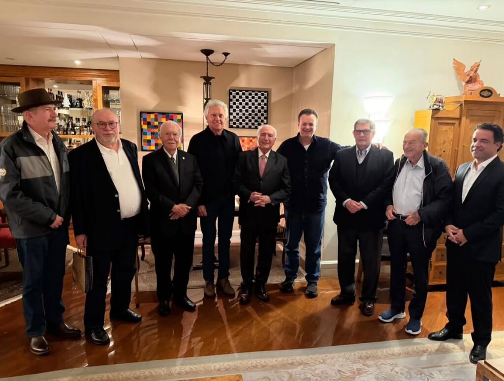 Caiado se aproxima do MDB em foto com Sarney e Michel Temer