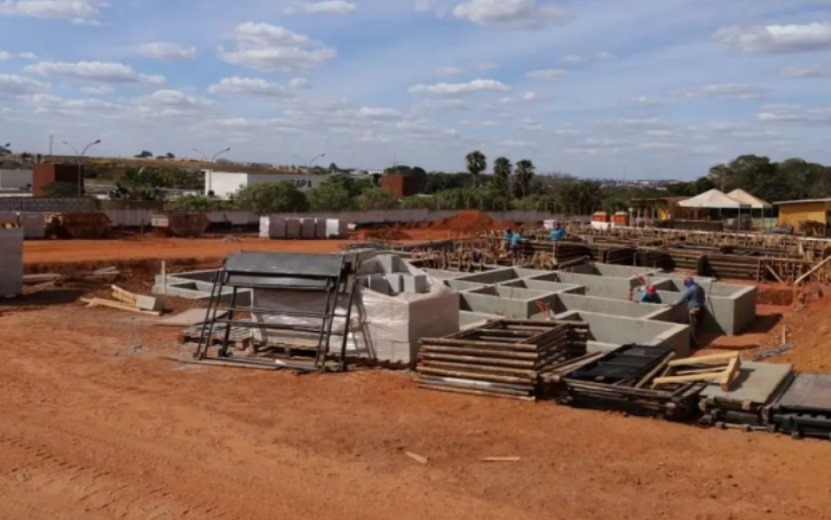 Leandro Vilela assina decreto que desburocratiza licenciamento de construções em Aparecida de Goiânia