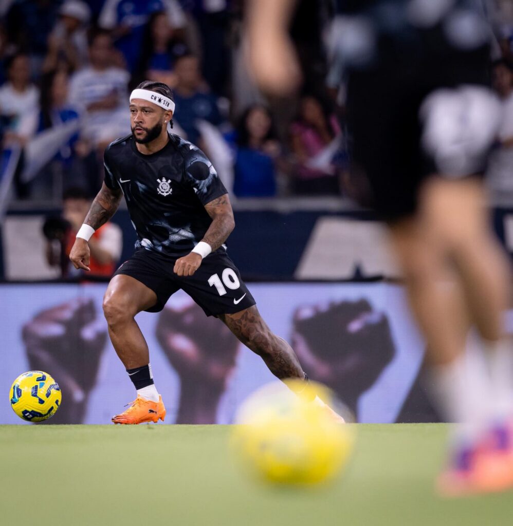 Corinthians não renova com Memphis Depay após pressão política