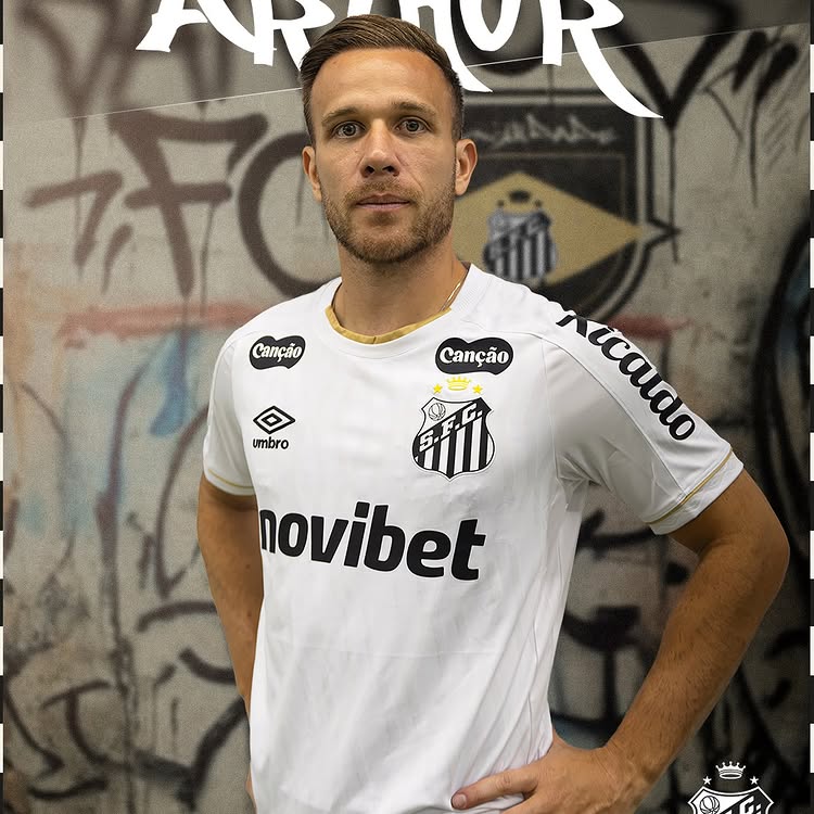 Santos oficializa a contratação do meio-campista Arthur até o final de 2026