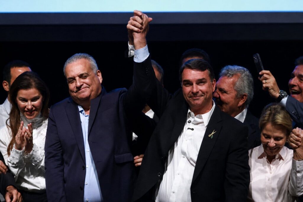 Flávio Bolsonaro anuncia Alfredo Gaspar como vice na disputa à Presidência