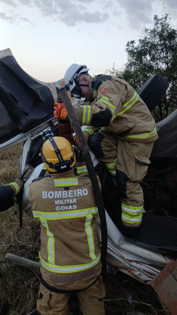 Homem morre preso em ferragens após caminhão tombar na GO-050 em Jataí