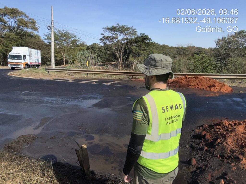 Semad coleta amostras de água após derramamento de biodiesel no Rio Meia Ponte entre Goiânia e Senador Canedo