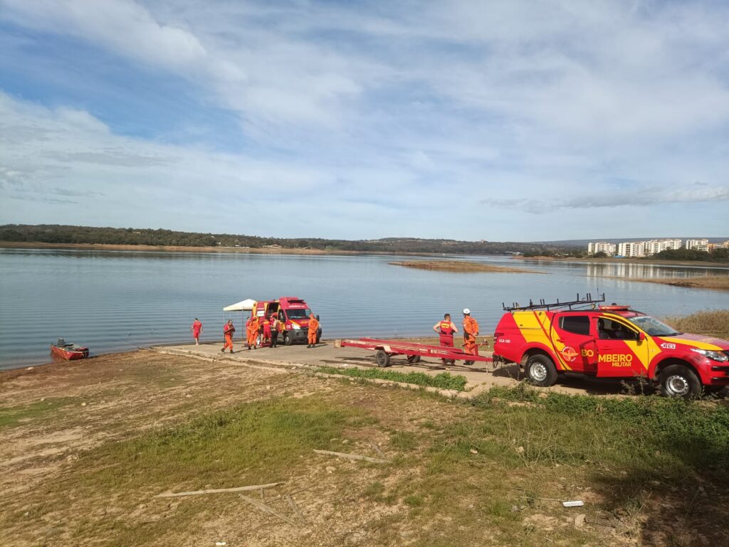 Corpo de Bombeiros realiza resgate de ultraleve no Lago Corumbá, em Caldas Novas