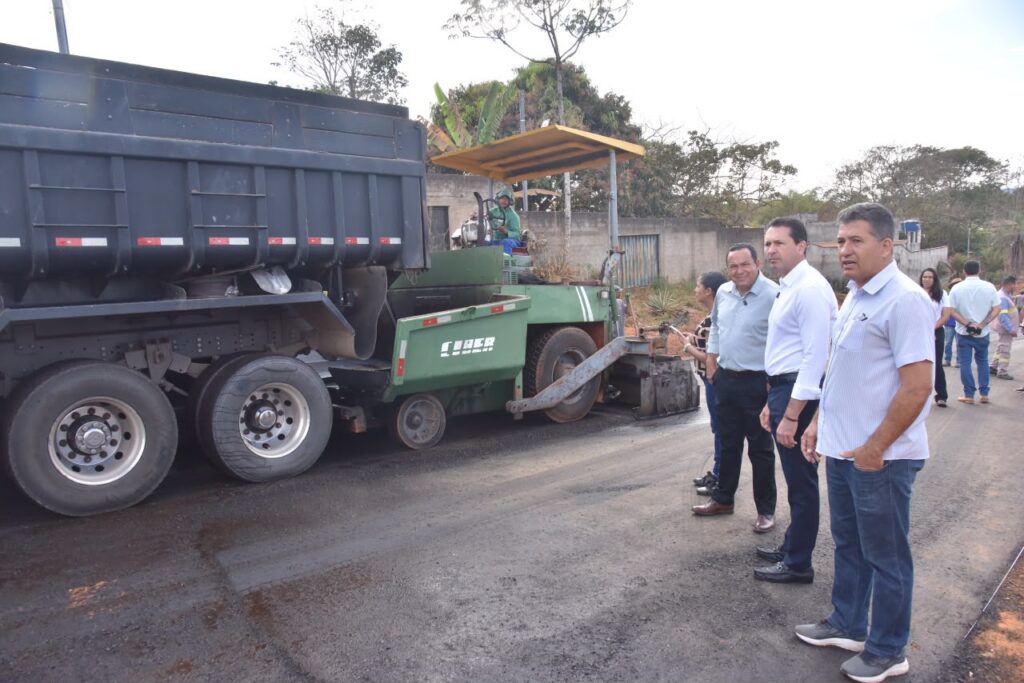 Leandro Vilela vistoria obras na ponte entre Colinas de Homero e Veiga Jardim em Aparecida de Goiânia 