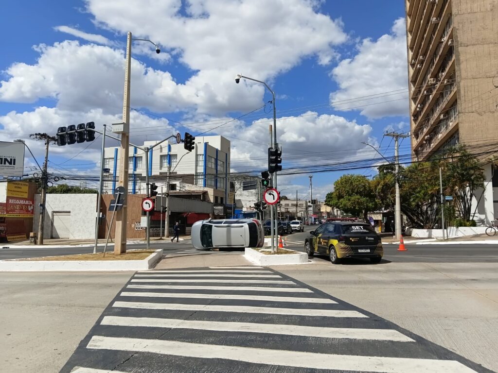 Carro tomba após bater em divisor de pista na Praça Cívica, em Goiânia