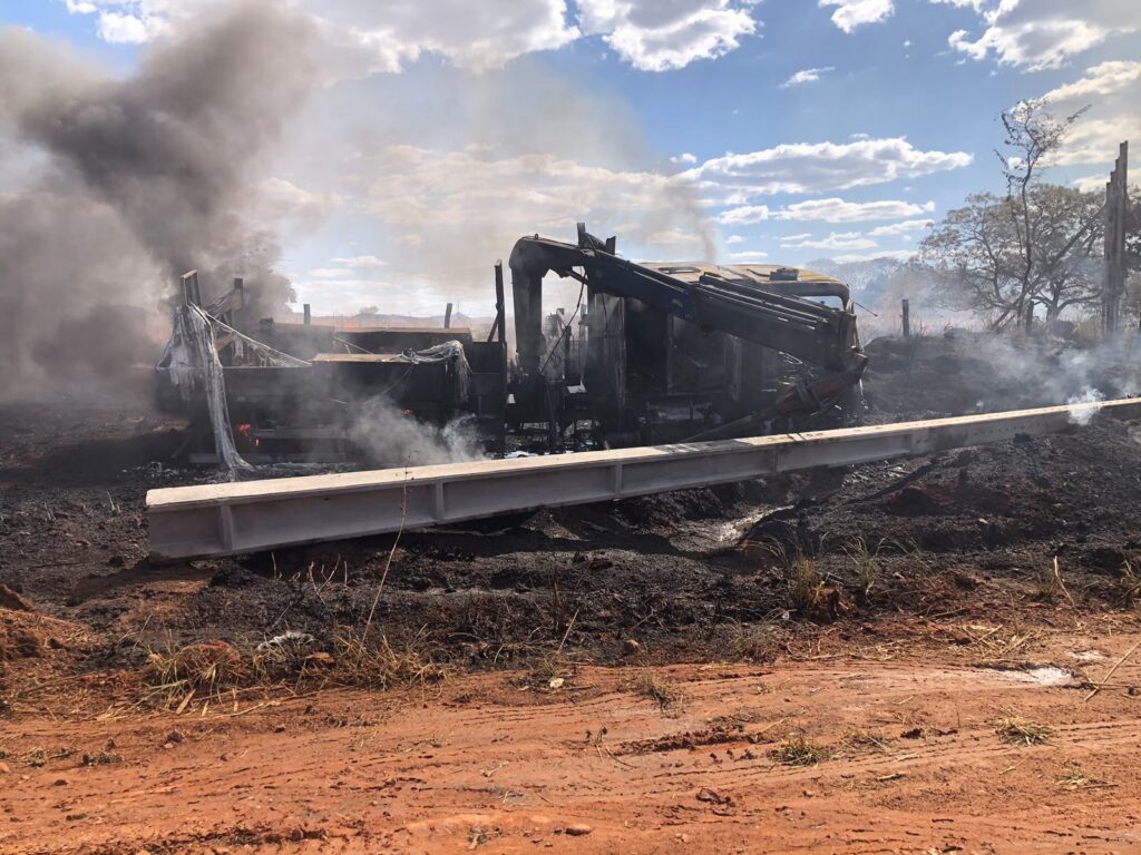 Bombeiros combatem incêndio em caminhão e evitam que fogo atinja casas em Uruaçu