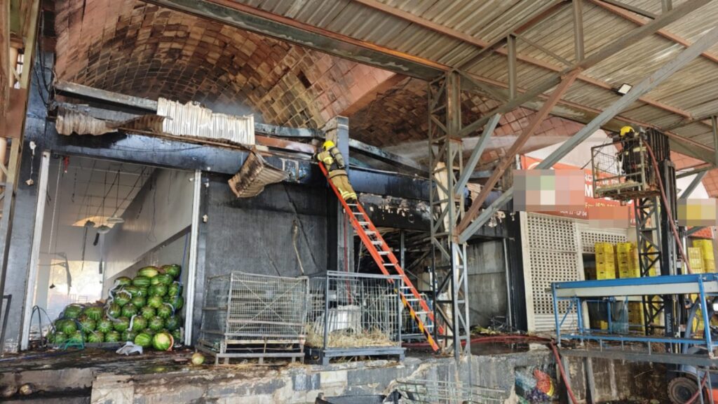 Incêndio atinge galpão na Ceasa, em Goiânia