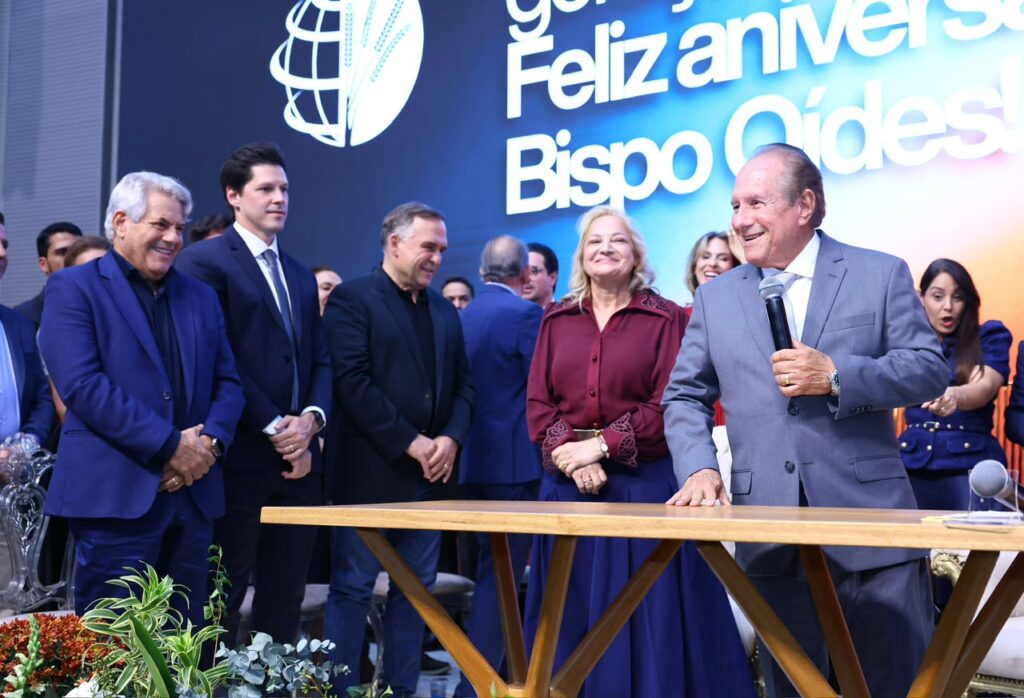Daniel Vilela e lideranças políticas participam de celebração pelos 73 anos do bispo Oídes