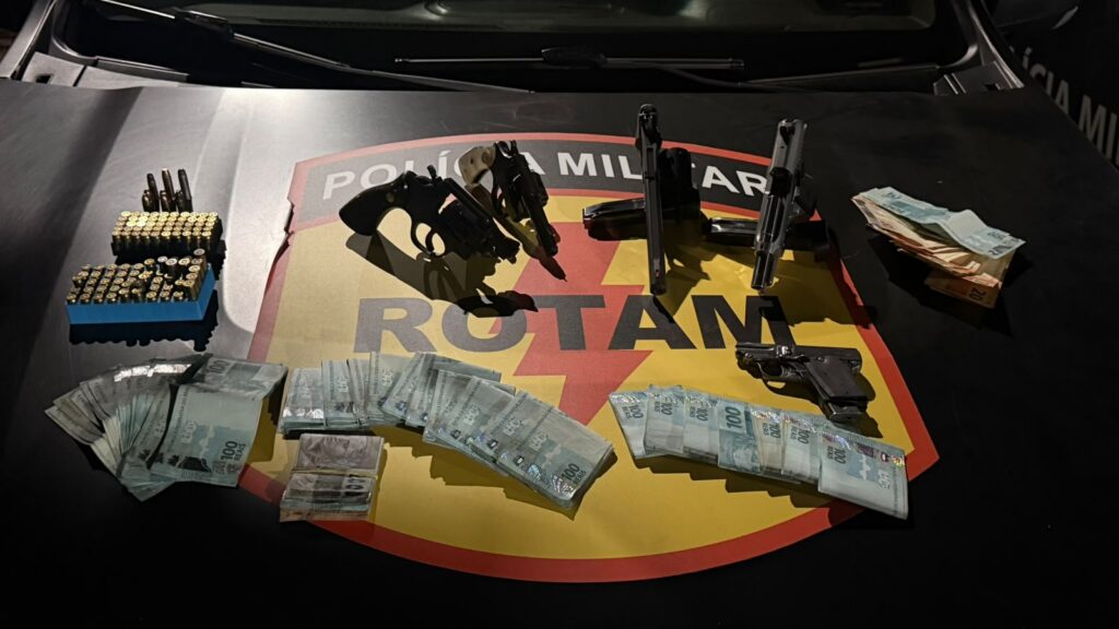 Dupla é presa com diversas armas, munições e mais de R$ 20 mil no Entorno do DF