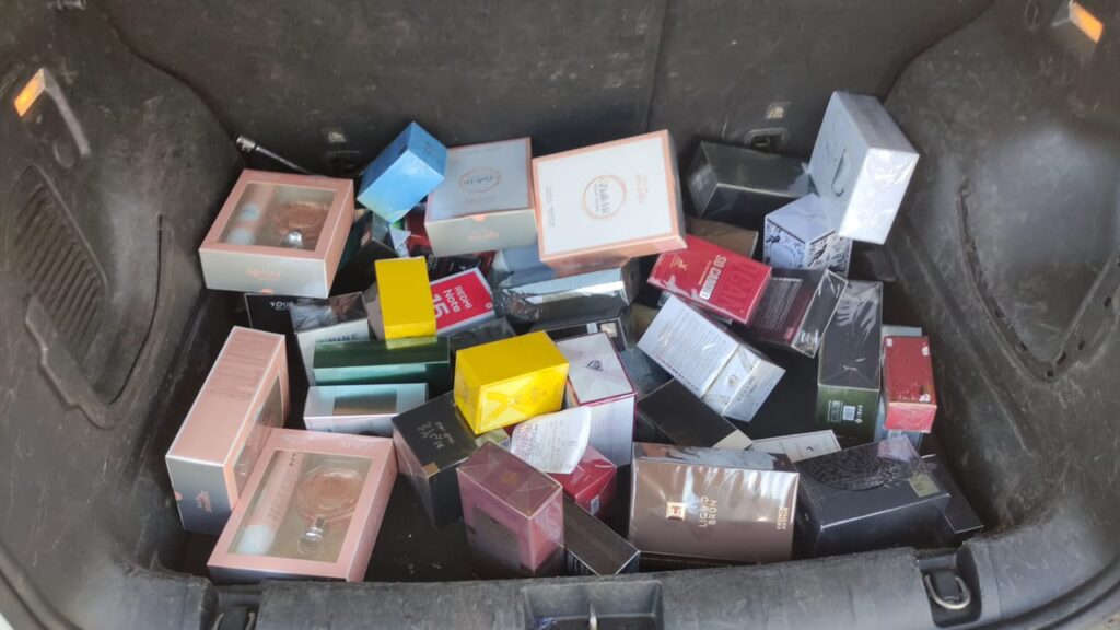 PRF apreende cigarros eletrônicos, perfumes e medicamentos para emagrecimento em Morrinhos e Itumbiara