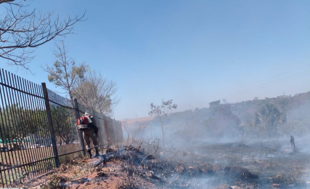 Incêndio atinge vegetação no Morro do Cruzeiro, em Goianésia