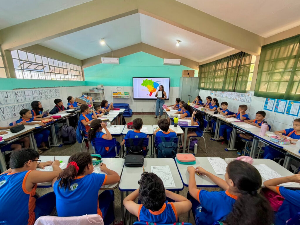 Apenas 2% das escolas param no 2º dia de greve dos administrativos da educação em Goiânia