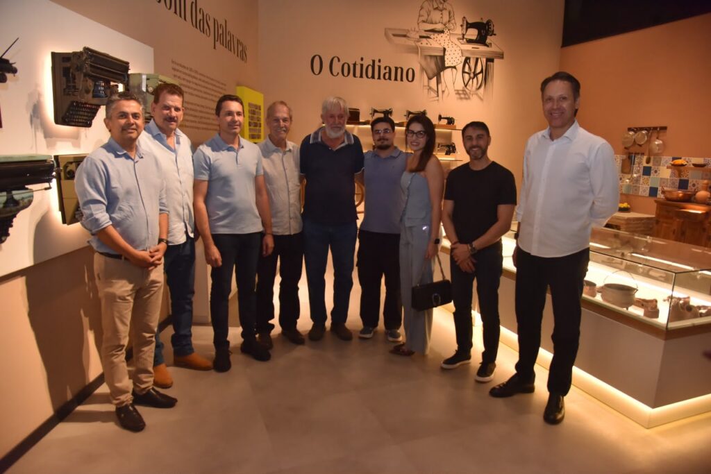 Leandro Vilela visita museu que conta história de Aparecida de Goiânia