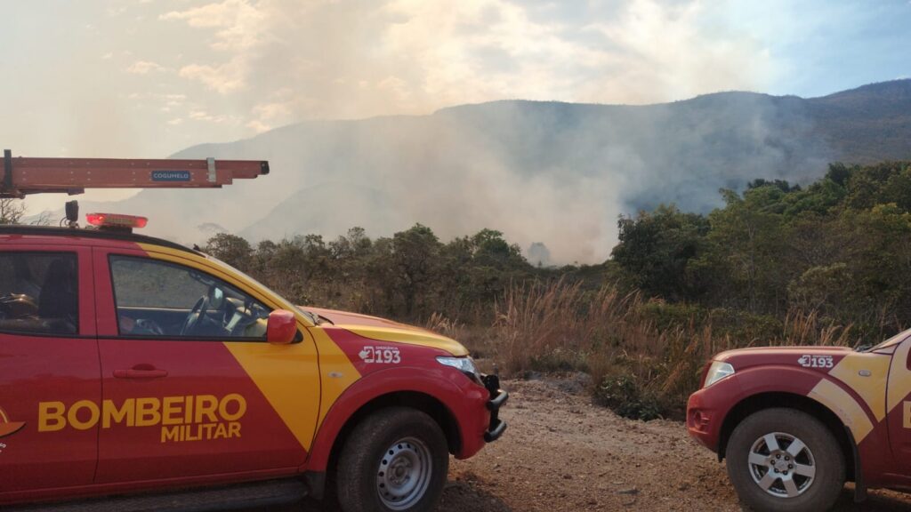 Incêndios mobilizam bombeiros e brigadistas em Alto Paraíso e Colinas do Sul