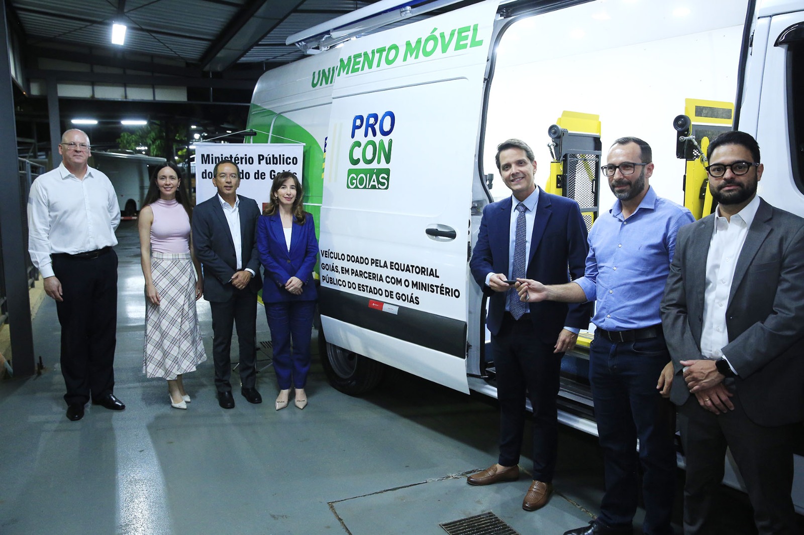 Van utilitária adaptada foi entregue ao Procon Goiás. (Foto: Fernando Leite)