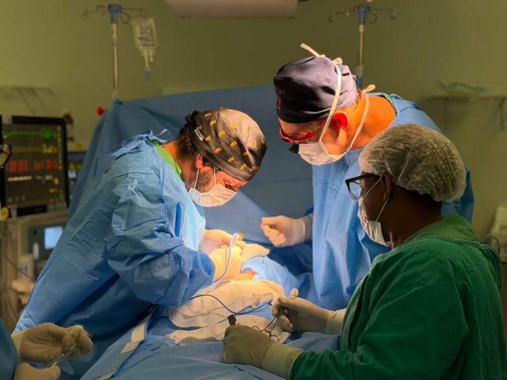 Gêmeas siamesas passam por etapa de preparação para cirurgia de separação em Goiânia