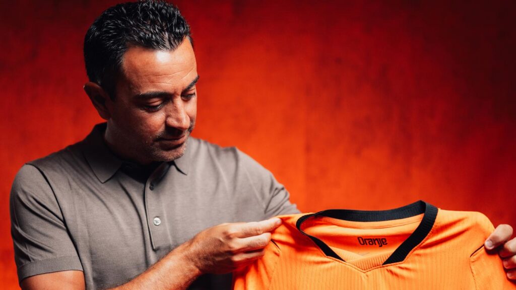 Xavi dribla polêmica em apresentação na Holanda