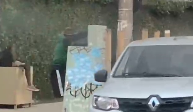 Homem é flagrado arrombando caixa de telefonia no Setor Sul; veja vídeo