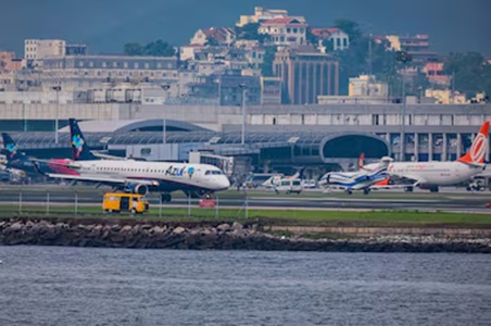 Avião sai da pista no Aeroporto Santos Dumont e provoca cancelamentos e desvios de voos