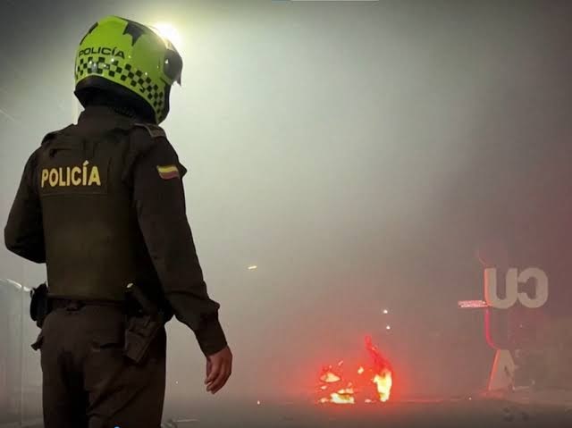 Caminhão-bomba explode na Colômbia poucos dias antes da posse do presidente Abelardo de la Espriella