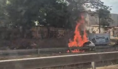 Carro pega fogo na Marginal Botafogo, em Goiânia