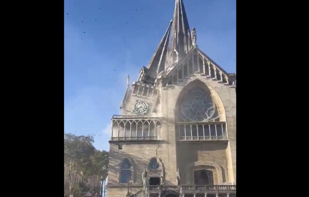 Torre de catedral de Manizales, na Colômbia, cai após terremoto