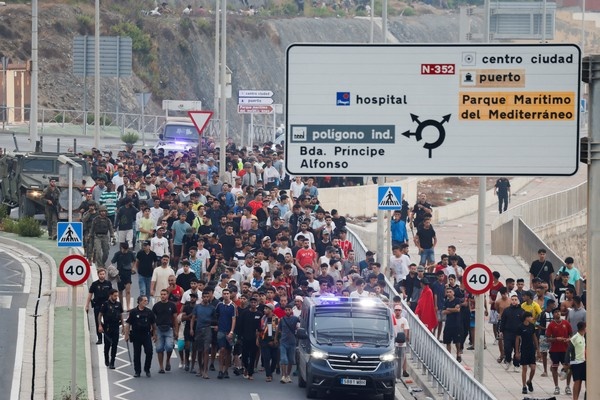 União Europeia pede ‘ação unida’ para proteger fronteiras após travessia em massa para Ceuta