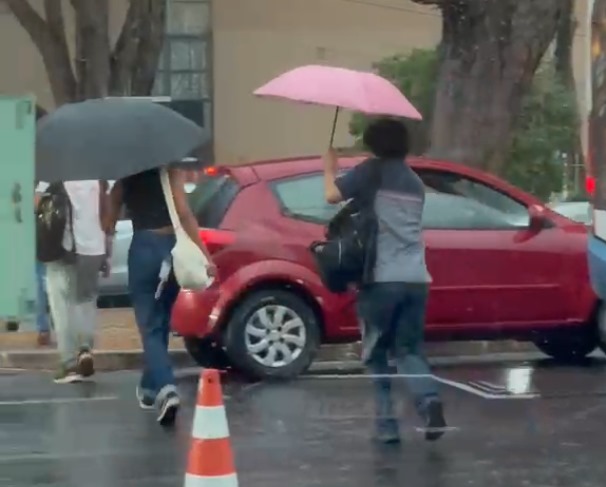 Chuva no fim da tarde ameniza calor e baixa umidade em Goiânia
