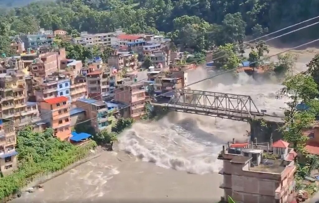 Enchentes no Nepal e na China deixam ao menos 160 mortos