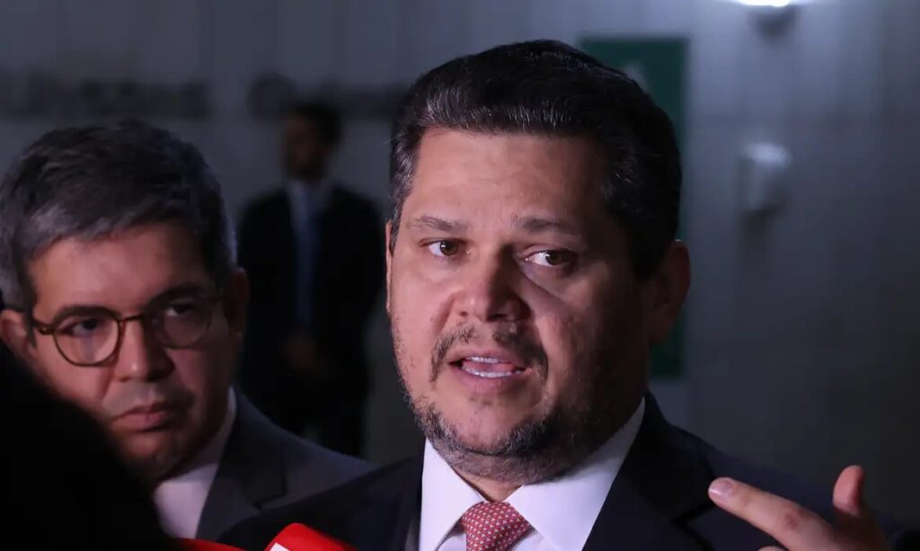 Davi Alcolumbre envia PEC do fim da escala 6×1 para CCJ do Senado