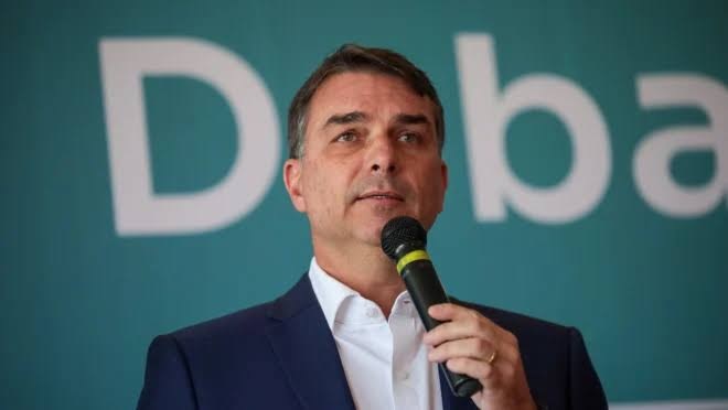 ‘Bandido será tirado de circulação em pé ou deitado’, diz Flávio sobre combate ao crime
