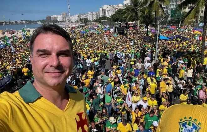 Flávio Bolsonaro lança campanha à Presidência em Copacabana com discurso de oposição ao PT