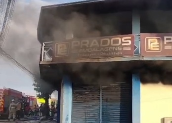 Incêndio em loja de embalagens mobiliza bombeiros em Goiânia