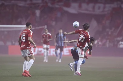 Internacional e Grêmio empatam sem gols em Gre-Nal decepcionante pela Copa do Brasil