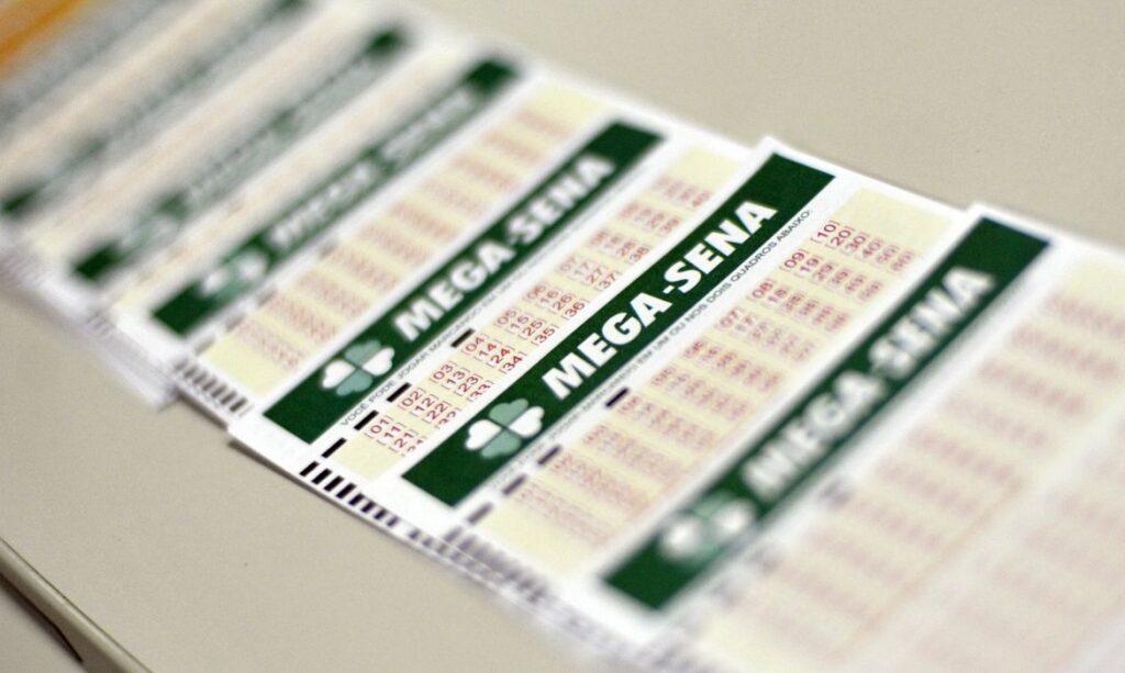 Mega Sena acumula e pode pagar R$ 100 milhões neste domingo (2/8)
