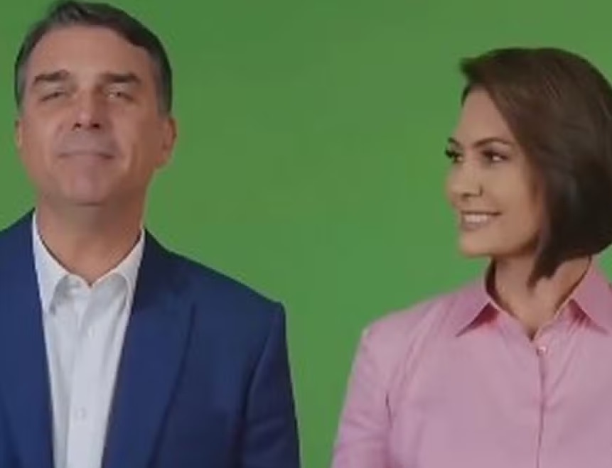 Michelle e Flávio Bolsonaro aparecem juntos em vídeo de campanha após rompimento público