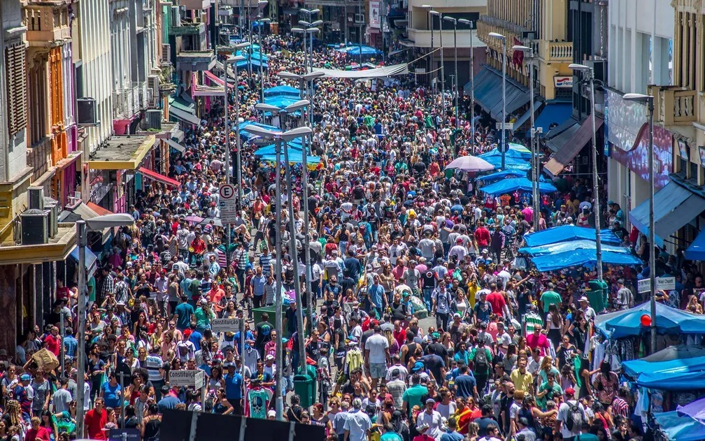 População brasileira cresce 0,37% e chega a 214,2 milhões em 2026, mostra IBGE