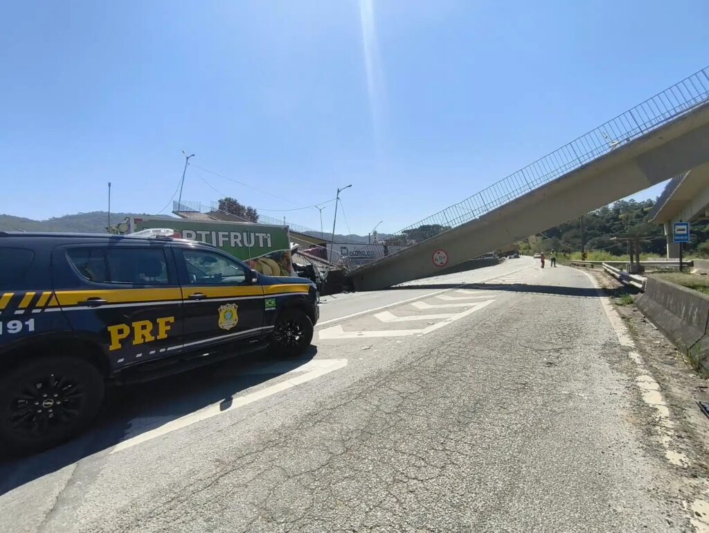 Passarela é atingida por carreta e desaba no interior de SP; duas pessoas morrem