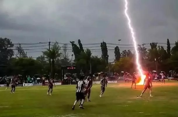 Raio atinge jogadores em partida de futebol, mata atleta e deixa ao menos 9 feridos na Tailândia