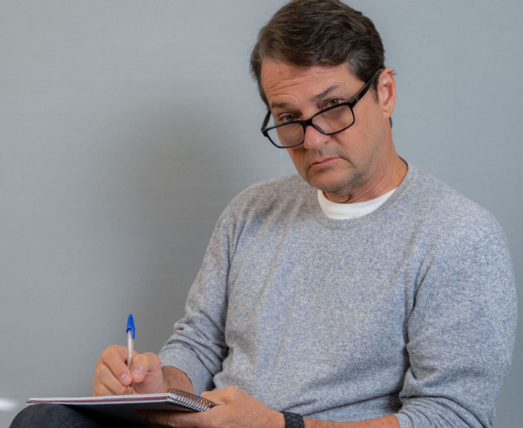 Marcelo Serrado apresenta comédia “Terapia” no Teatro Goiânia