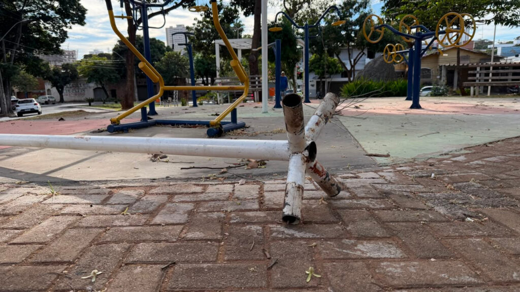 Vândalos danificam equipamentos em praças recém-revitalizadas no Centro de Goiânia