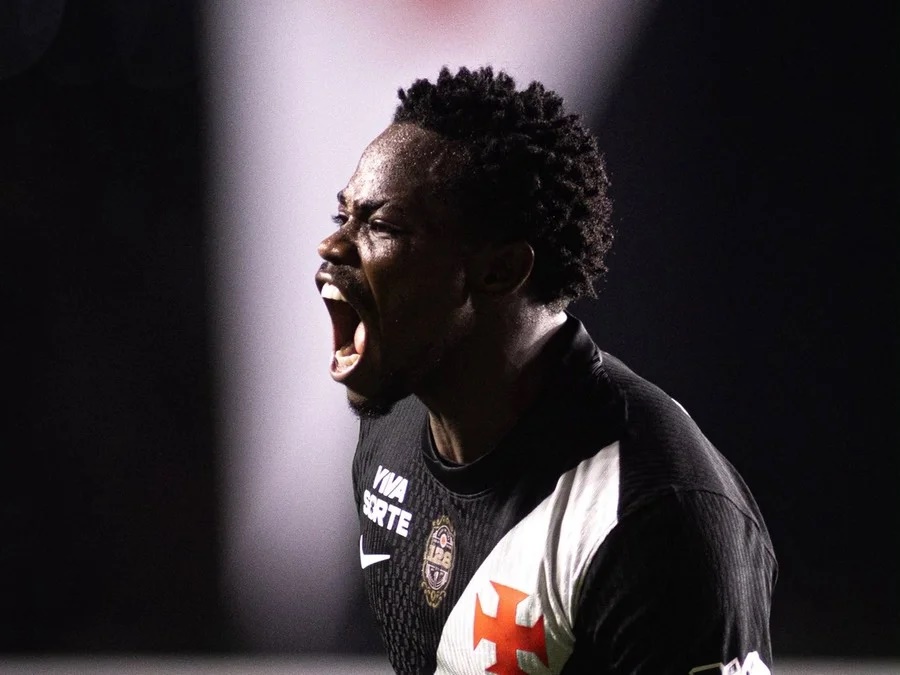 Com um a menos, Vasco bate o Vitória e larga em vantagem na Copa do Brasil