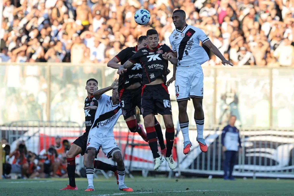Vasco e Vitória esquecem pressão no Brasileiro e iniciam briga nas quartas da Copa do Brasil