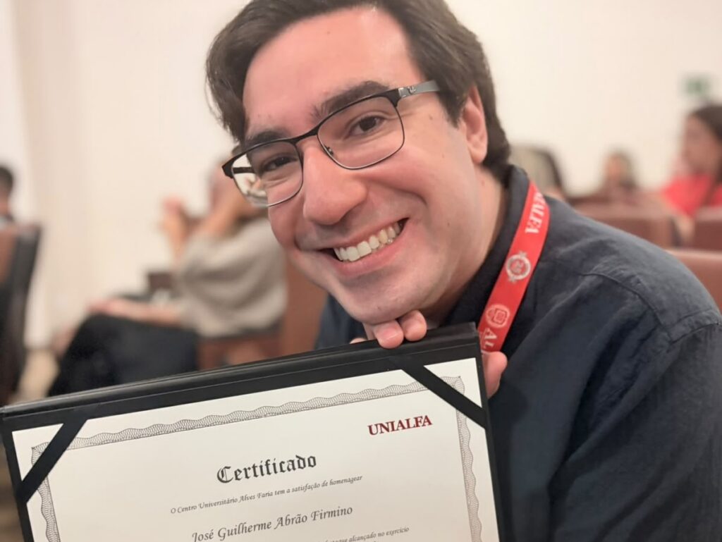 Jornalista do A Redação é premiado como Professor Destaque pela UniAlfa
